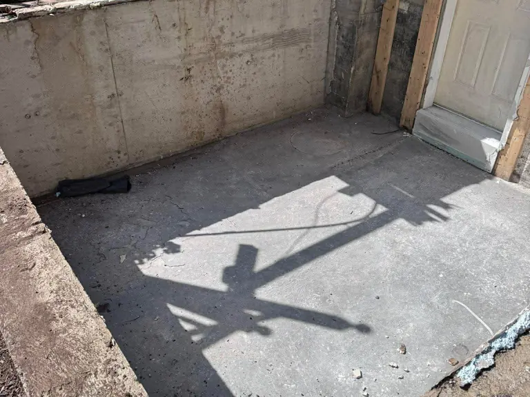Dalle de béton dégagée après le retrait d'une extension